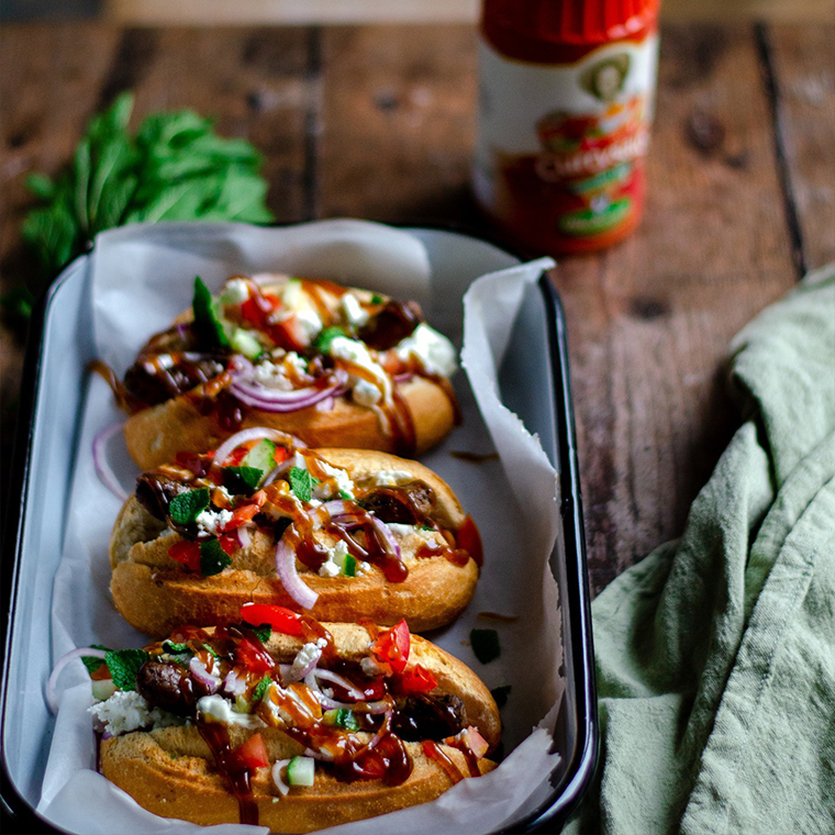 Maak de lekkerste Griekse hotdogs met currysaus - Oliehoorn inspiratie