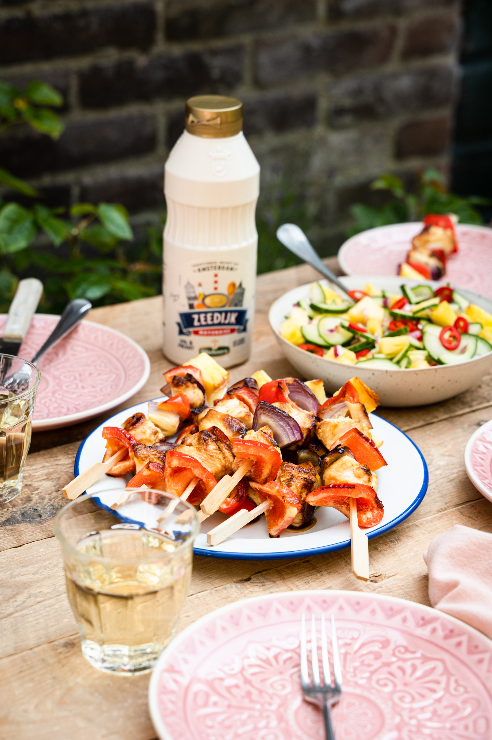 Gegrilde kipspiesjes met een exotische fruitsalade