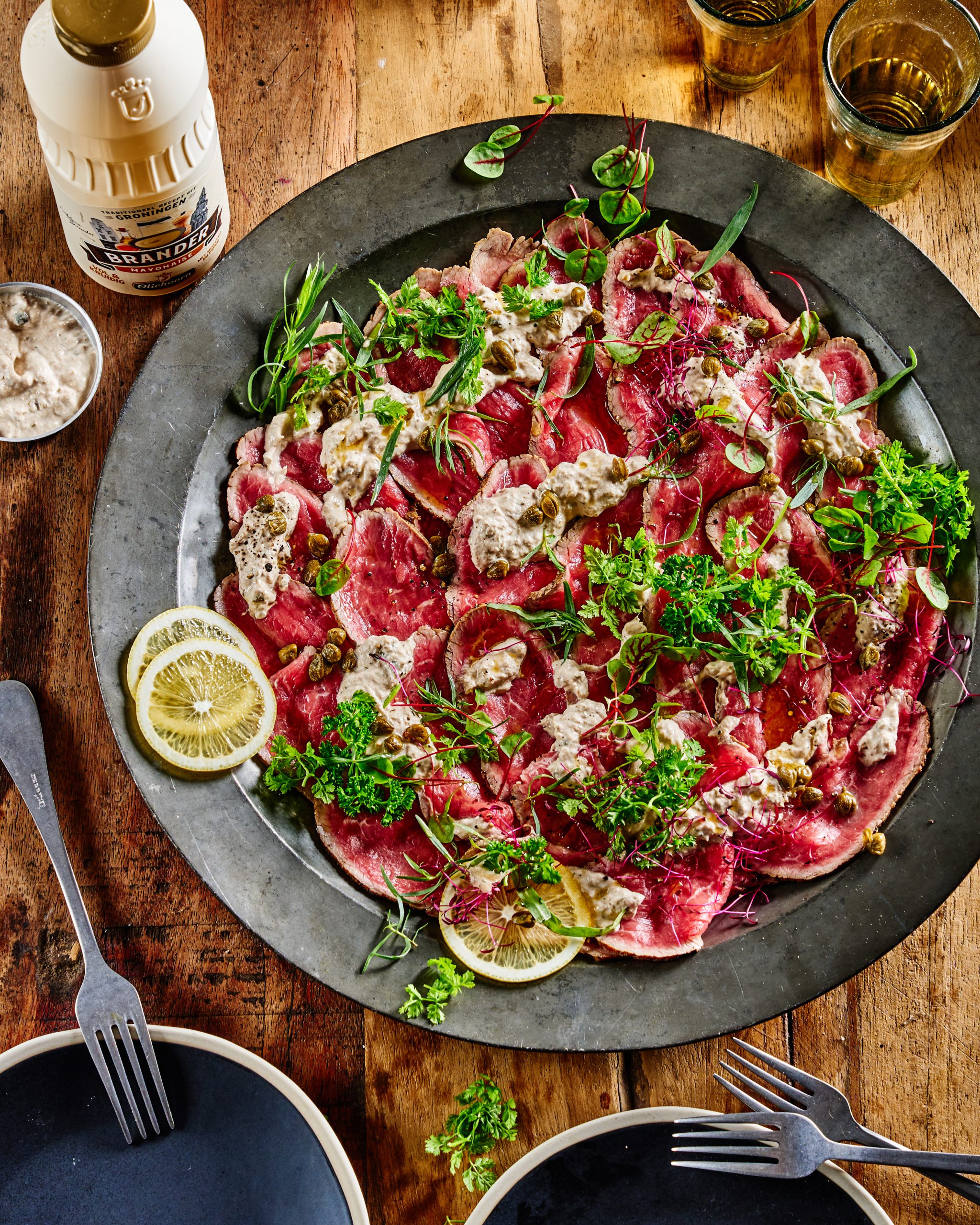 Vitello tonnato van kalfslende met kappertes-tonijn-brander mayo Brandermayonaise