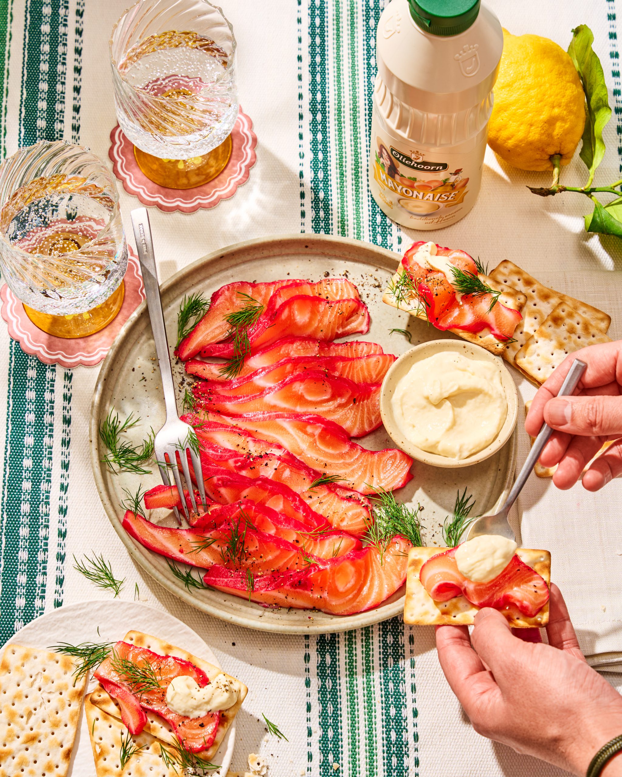 Rauw gemarineerde zalm in rode biet met mierikswortel-mayonaise